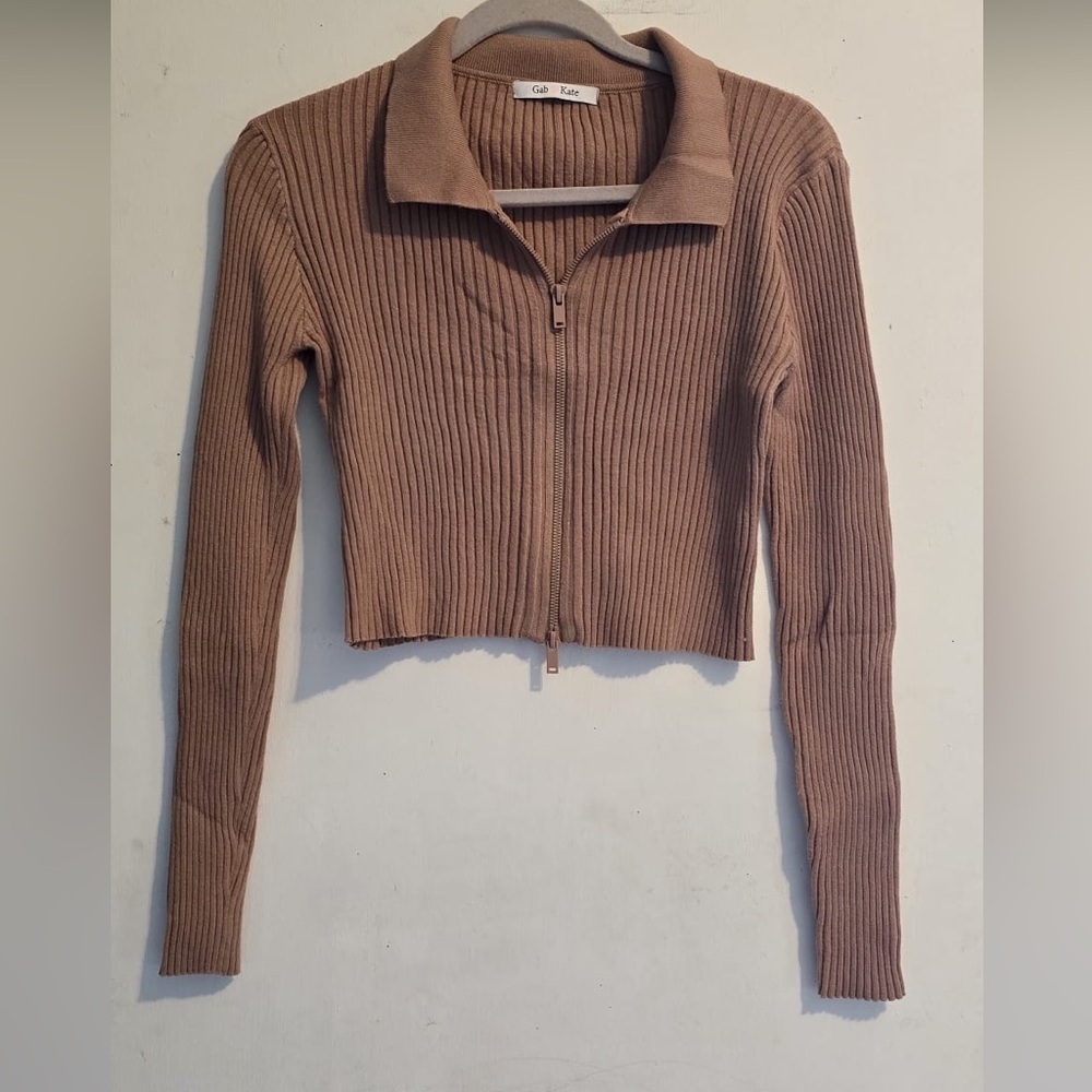 Stylish Ribbed Zip-Up Crop Top - Picture 3 of 14